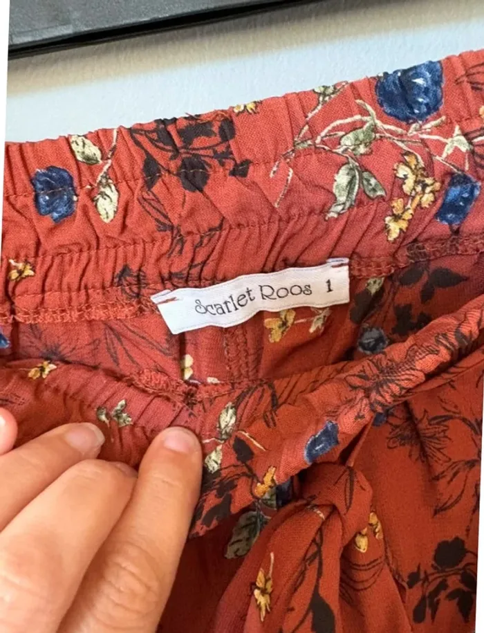 Pantalon fluide droit couleur corail fleurs Scarlet Roos S satiné - photo numéro 5