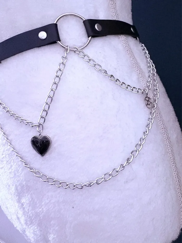 Ceinture Witch avec chaîne et bijoux cœur noir - photo numéro 4