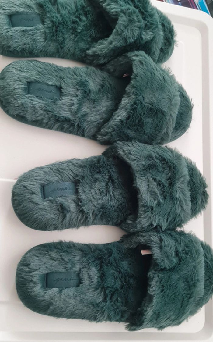 2 paires de chaussons neuves par Victoria's secret
