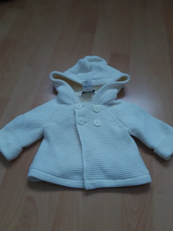 Jolie veste en maille avec capuche 1 mois