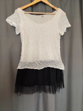 Haut habillé dentelle pompons taille unique marque Molly.