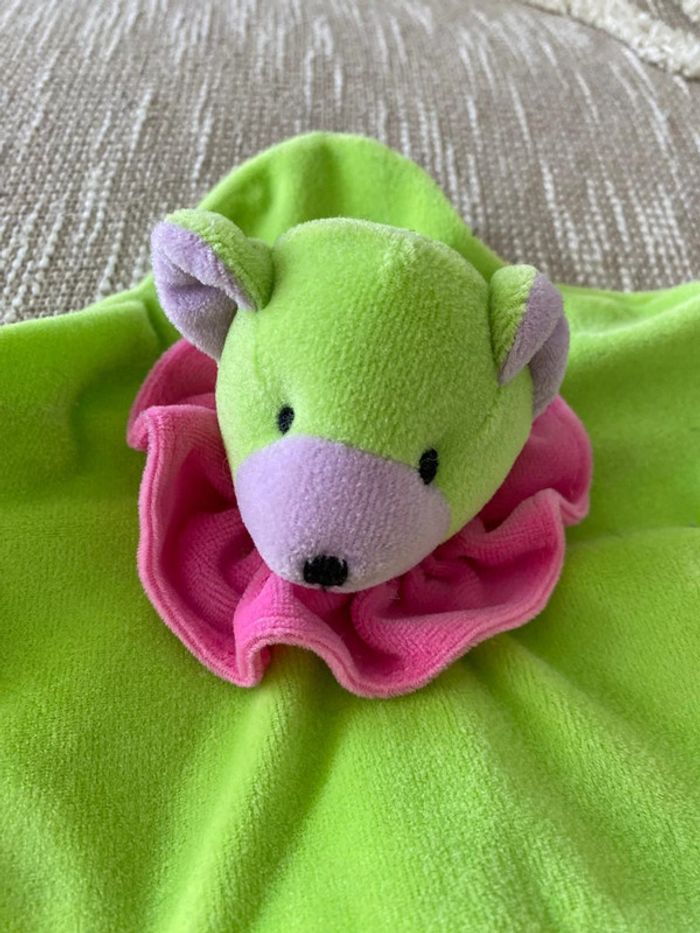 Peluche doudou plat 22cm Naïma ours vert et rose très bon état - photo numéro 2