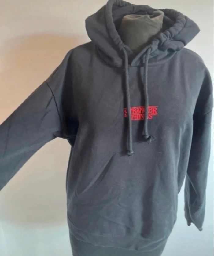 Pull à capuche Stranger Thing taille M de chez Jennyfer en très bon état - photo numéro 2