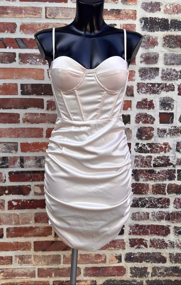 Robe moulante en satin froncée T36 • Shein