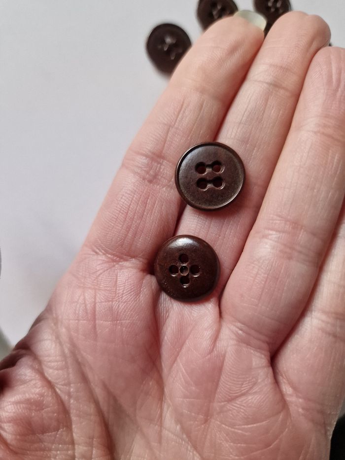 12 boutons marrons - photo numéro 2