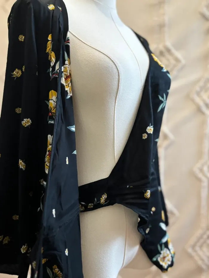 Blouse portefeuille noire fleurie Zara – taille S – viscose - photo numéro 4