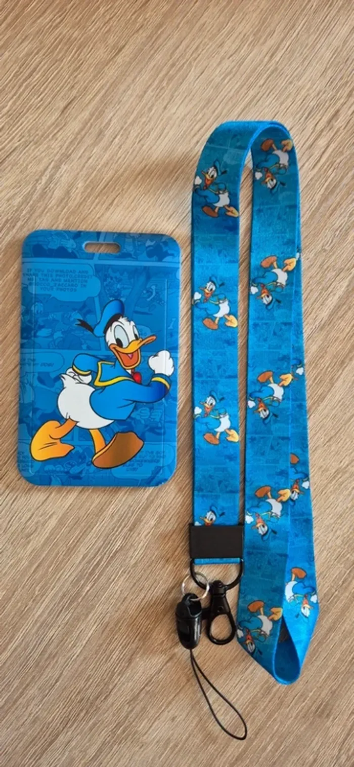 Porte carte d'identité Donald duck avec une lanière fantaisie.
