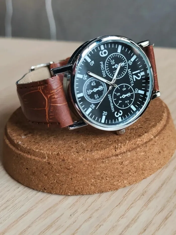 Montre noire, marron, style sport intemporelle