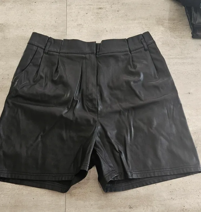 Short simili cuir taille 46