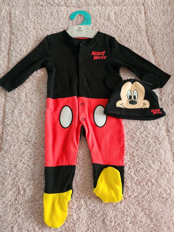 Adorable ensemble Disney Mickey