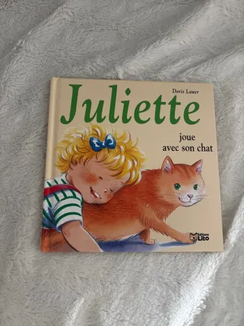 Juliette joue avec son chat