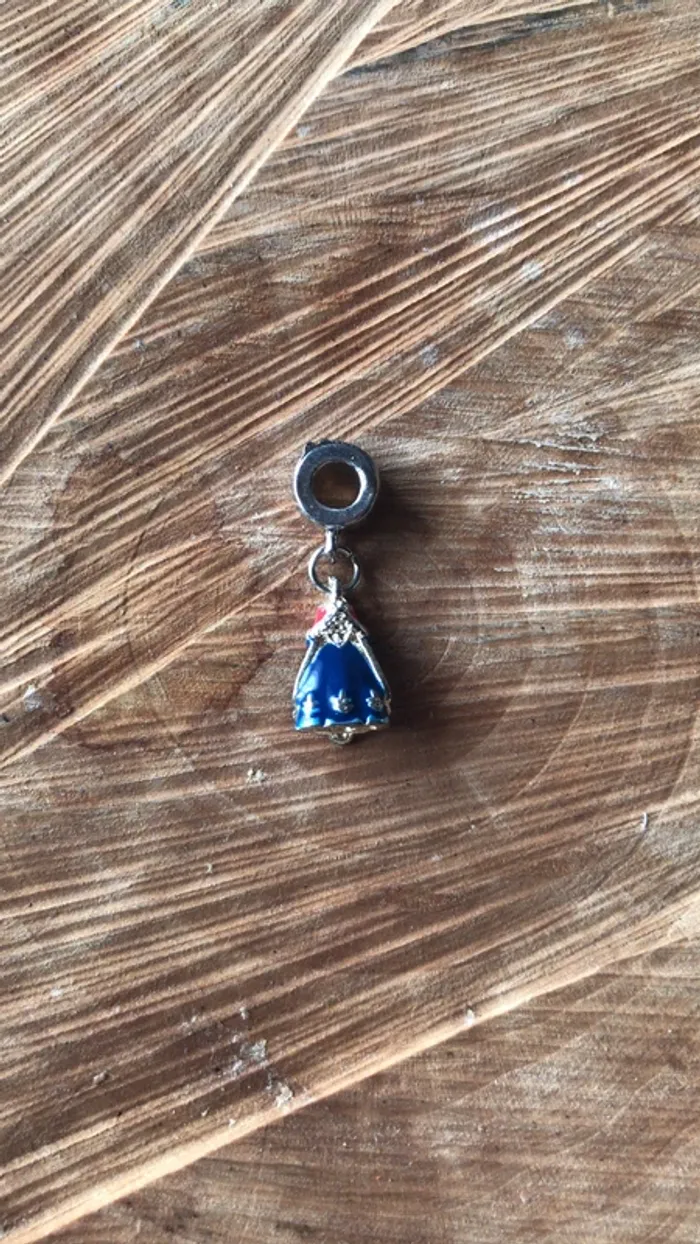 Pendentif neuf Anna