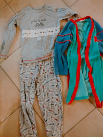 Lot d'un ensemble de pyjama et robe de chambre taille 6 ans