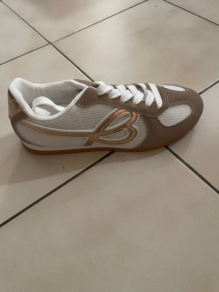 Magnifiques Sneackers  blanc marron glacé et finitions dorées très classes - photo numéro 4