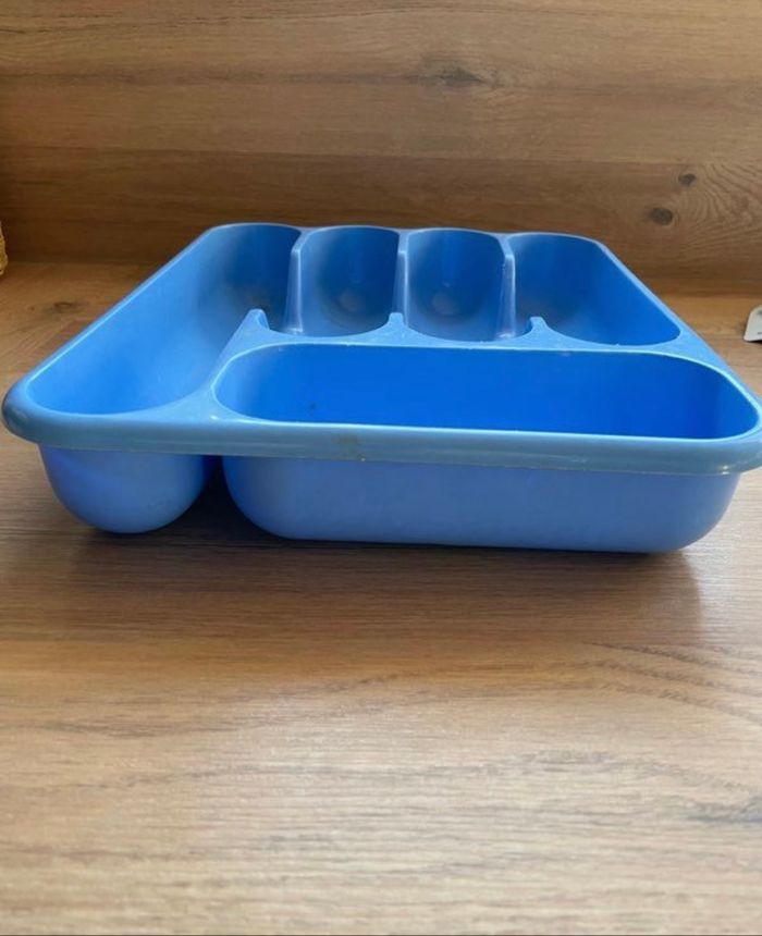 Range couverts en plastique bleu