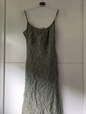 Robe longue à bretelles verte et blanc