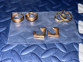 Lot de 3 boucles d’oreilles dorées, cuivrées