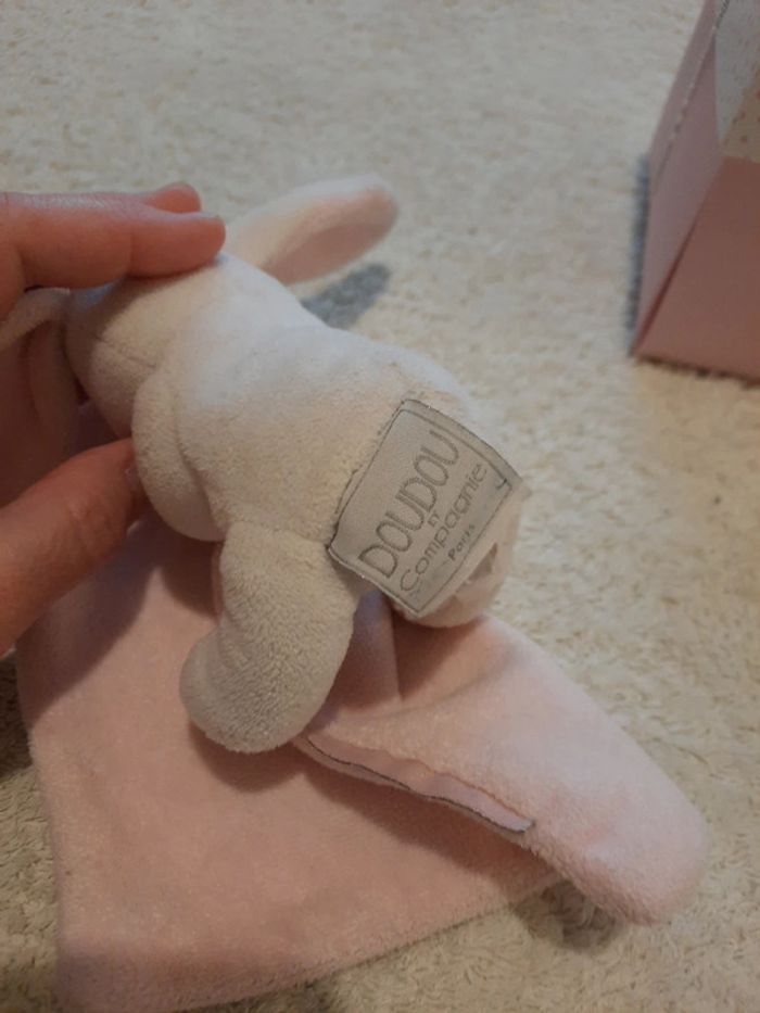 Doudou lapin rose dans sa boîte - photo numéro 3