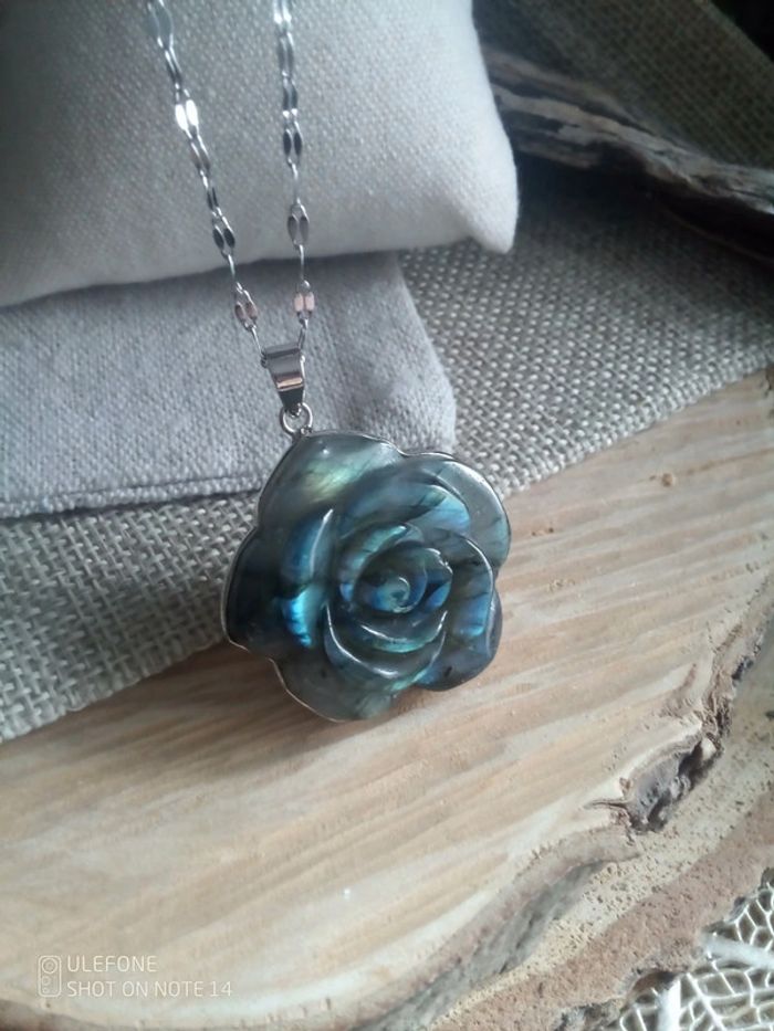 Collier protection pendentif en pierre de labradorite taillée à la main en rose - photo numéro 4