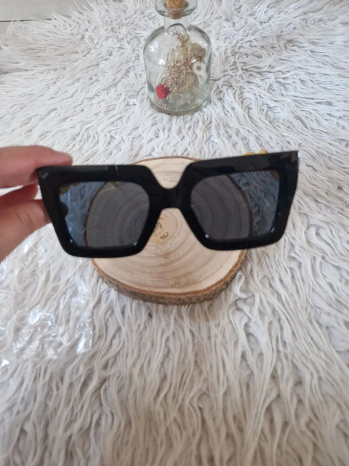 Lunettes de soleil classe femme neuf - photo numéro 4