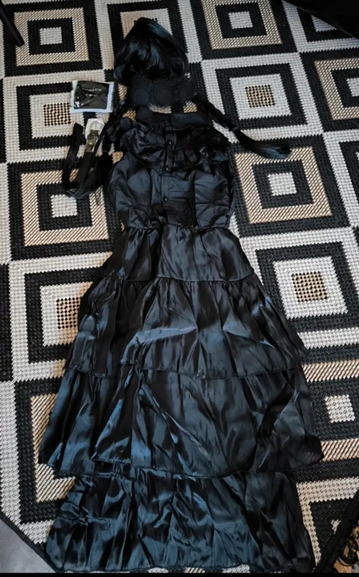 Déguisement Mercredi taille xl enfant 7/8ans

neuve