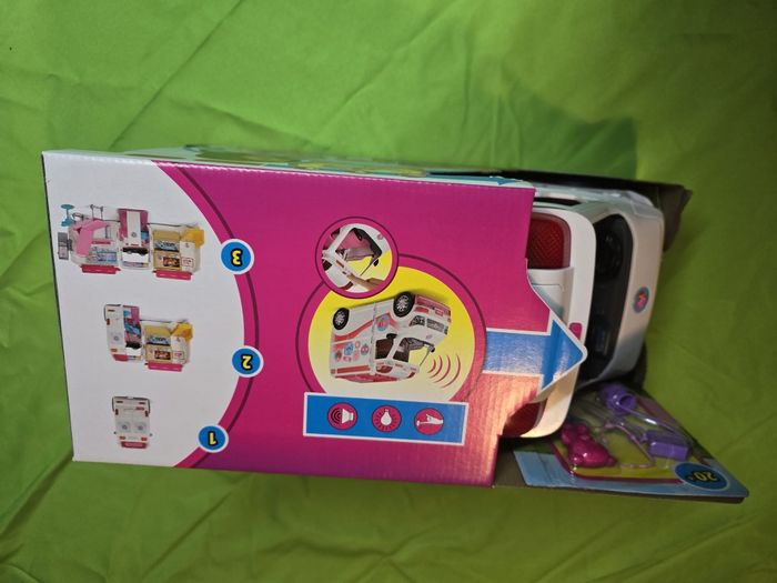 Véhicule Médical Barbie
Cette ambulance avec ses sirènes sonores et lumineuses se transforme en clinique. - photo numéro 4