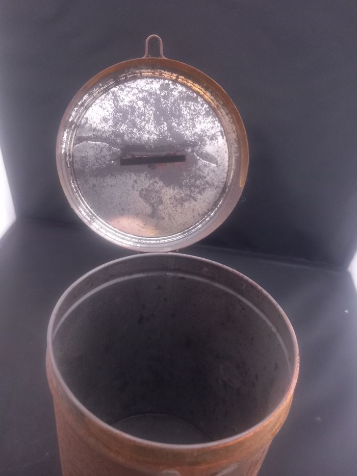 Ancienne tirelire en métal à restaurer - photo numéro 7