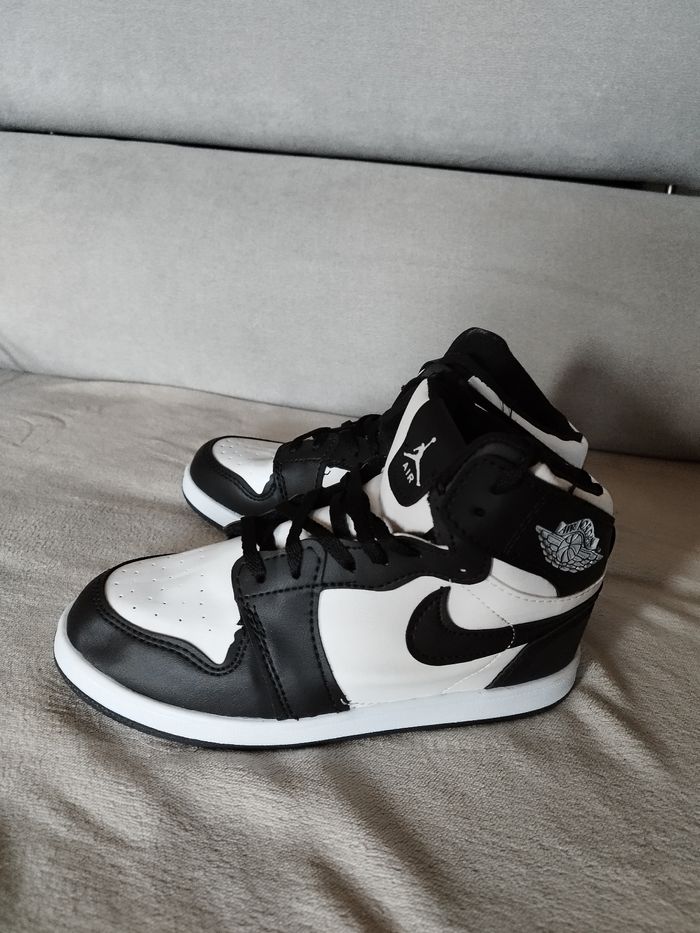 Baskets neuves jamais portées T35