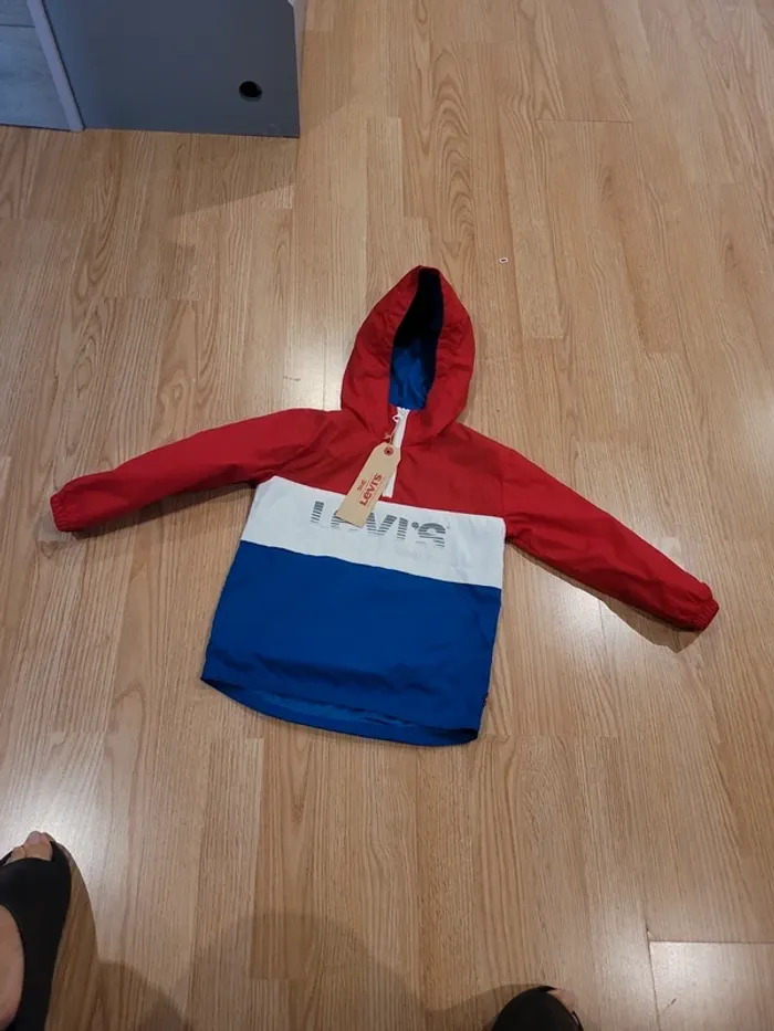 Coupe vent levis neuf taille 5 ans