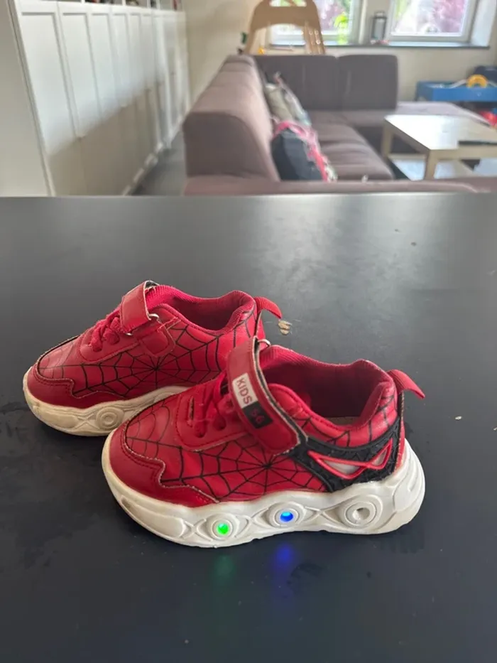 Basket Spiderman taille 23 - photo numéro 2