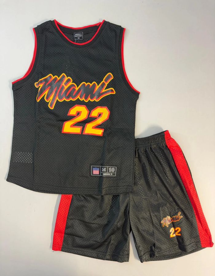 Ensemble sport de basket pour enfant. 10 ans
