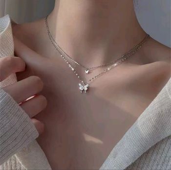 🦋 Collier Papillon Argenté Double Rang – Élégant et Brillant