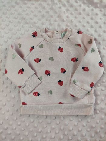 Pull rose avec des fraises 