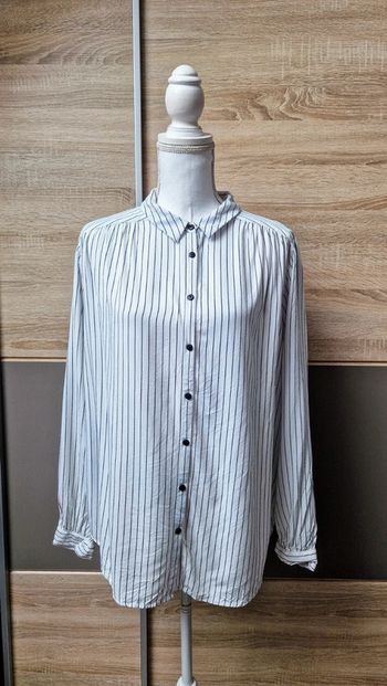 Chemise à rayures.