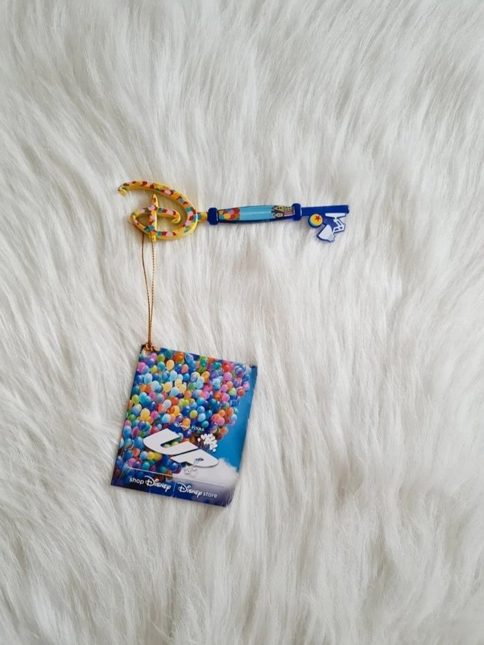 Clé collector la haut up key shop disney