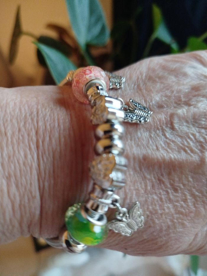 Bracelet breloques papillons Neuf - photo numéro 4