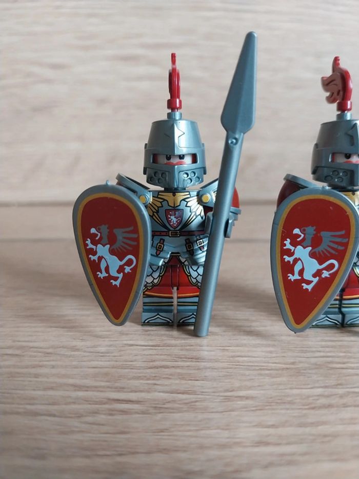 Figurines type lego 2 soldats chevaliers Griffons - photo numéro 2