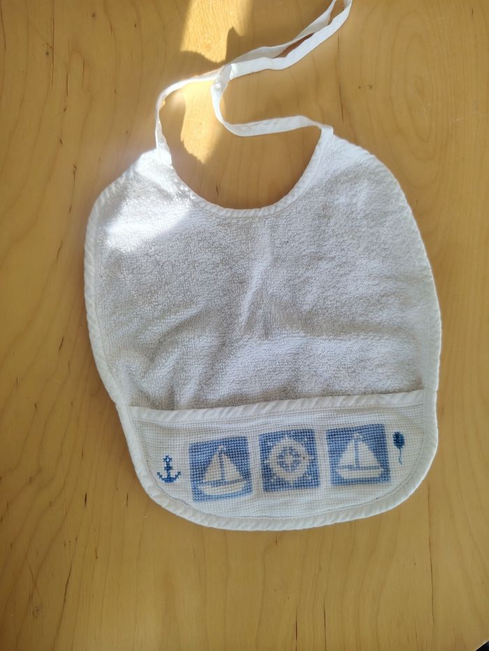Bavoir neuf brodé DMC - photo numéro 1