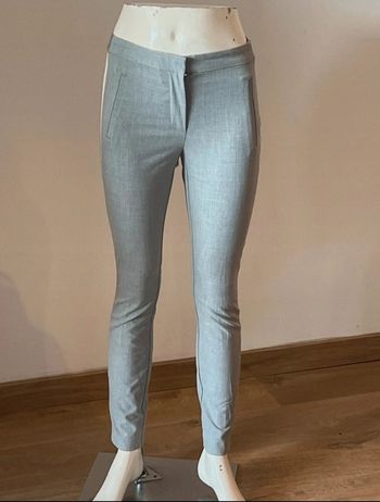 Pantalon Zara gris avec bandes blanches sur les côtés