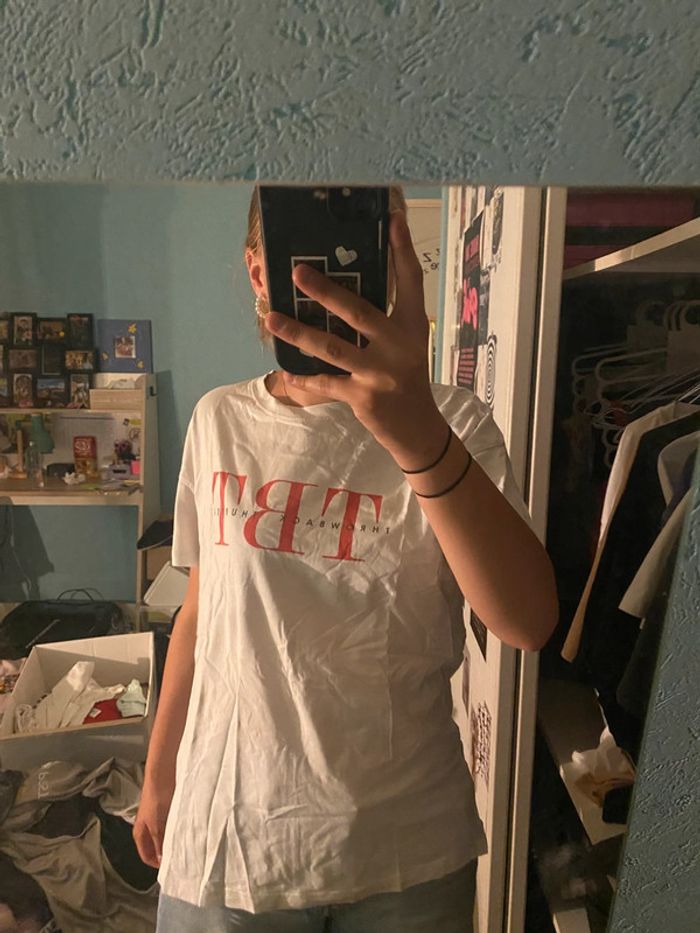 t shirt blanc à lettres rouges