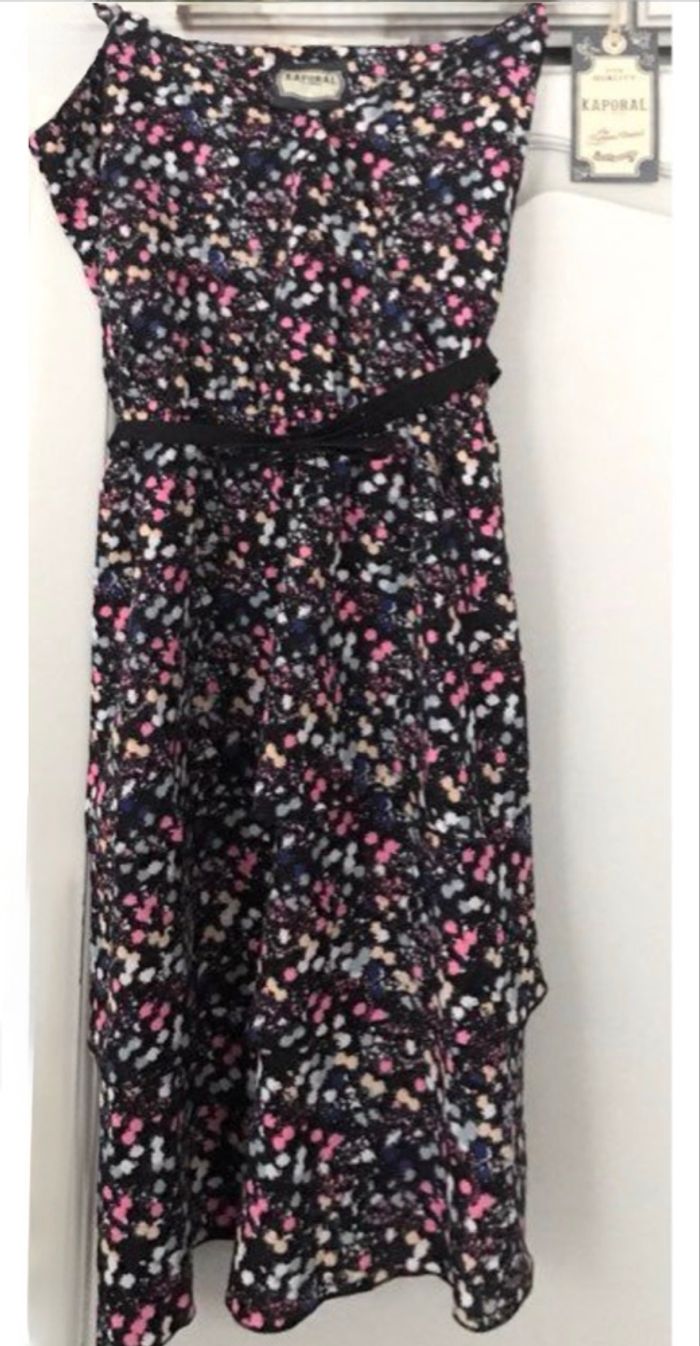 Très belle robe KAPORAL taille L (40) noir avec dessins colorés - photo numéro 2