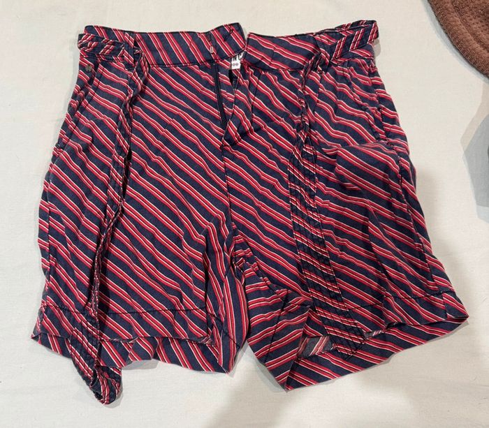 Short rayé rouge et bleu marine tissu