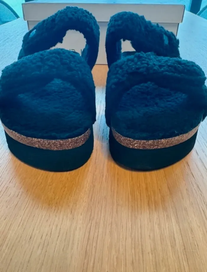 Esprit Mules à scratch Noire imitation fourrure taille 40 Neuf dans sa boîte d'origine. - photo numéro 3