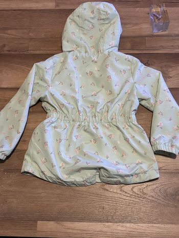 Je vend une veste léger fille taille 4 ans très bon état 