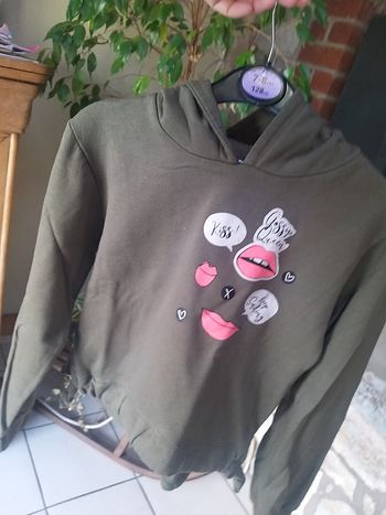 Sweat capuche coupe courte