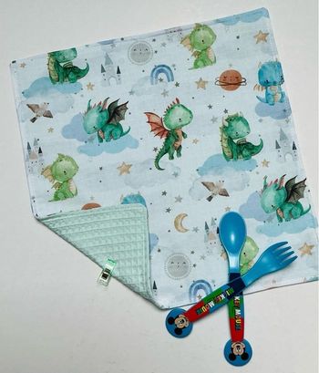 Bavoir élastique 36X30 motif bébé dinosaure 