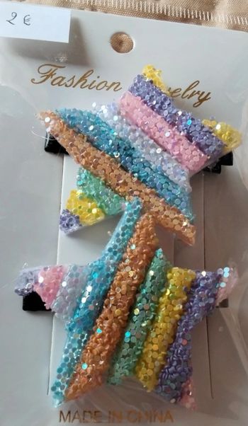 2 barrettes à cheveux, étoiles multicolores.