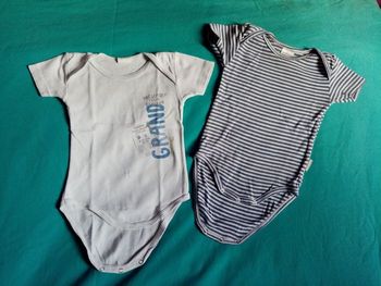 Lot de 2 bodies manches courtes 6 mois