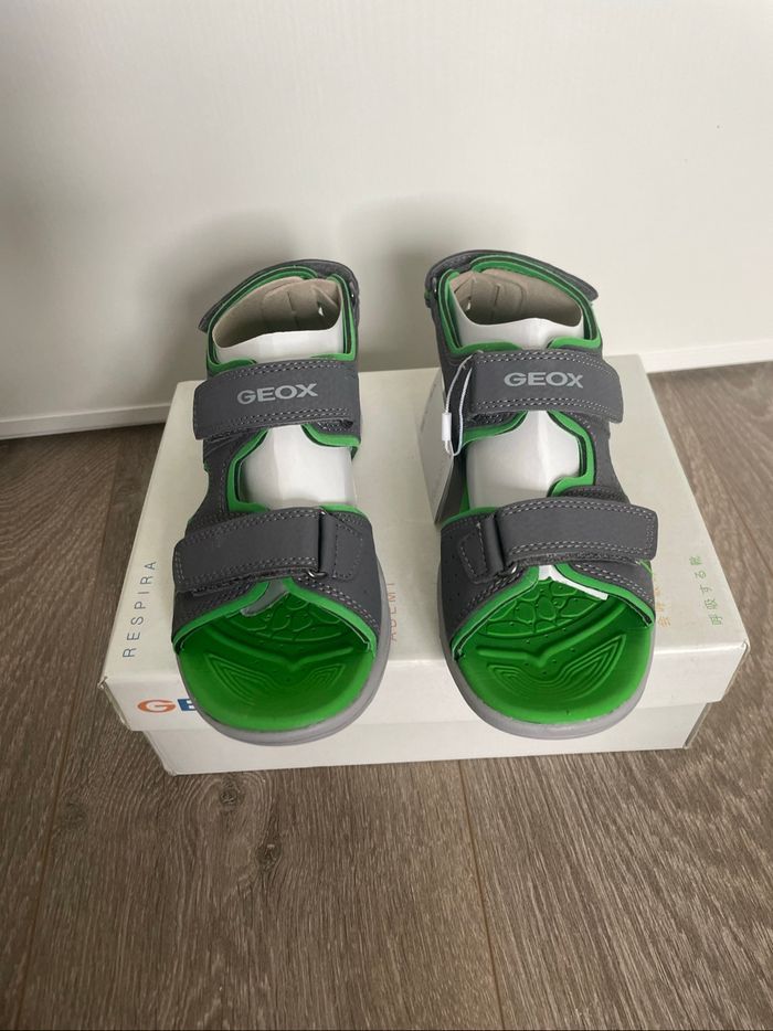 Chaussures Sandales Claquettes de la marque Geox Pointure 33 neuves en boîtes d’origine  Neuf - photo numéro 2