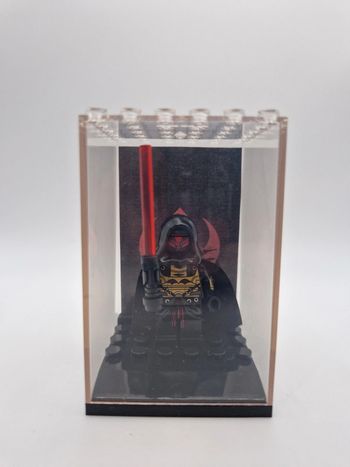 Figurine type lego Sith Revan star wars dans une vitrine individuelle avec fond